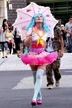 Kirsten Dunst Cosplays in Tokyo (1).jpg